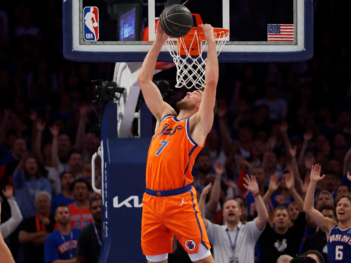 NBA篮球比赛中球员扣篮的精彩瞬间