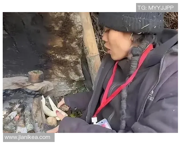 张家界荒野求生选手“冷美人”退赛后独自住一间病房疗养，家人在陪护，午饭时坐在病床上吃饭